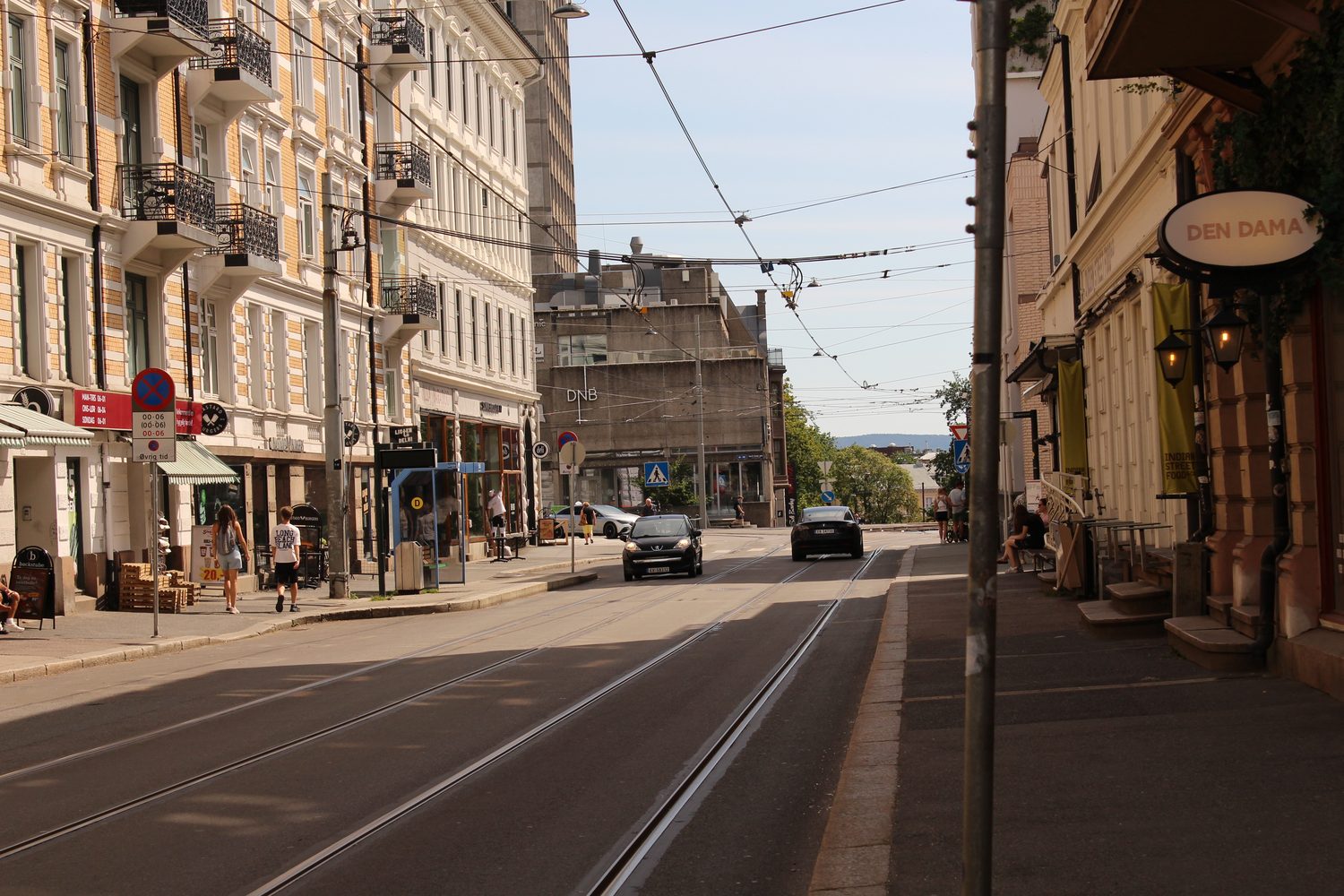 Frognerveien med trikkeskinnene, mot Solli plass.