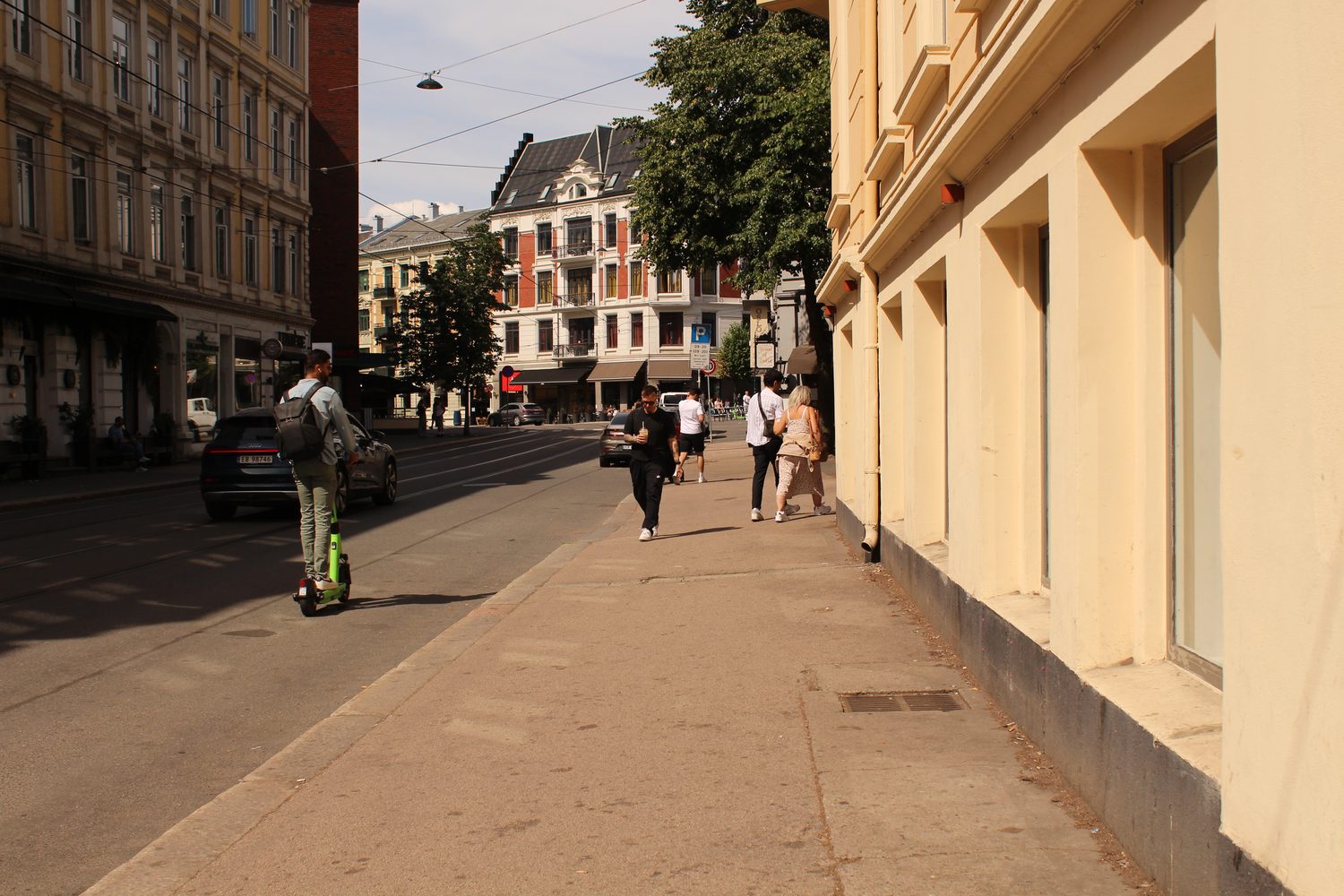 Fortauet langs fasaden, mot Solli plass.