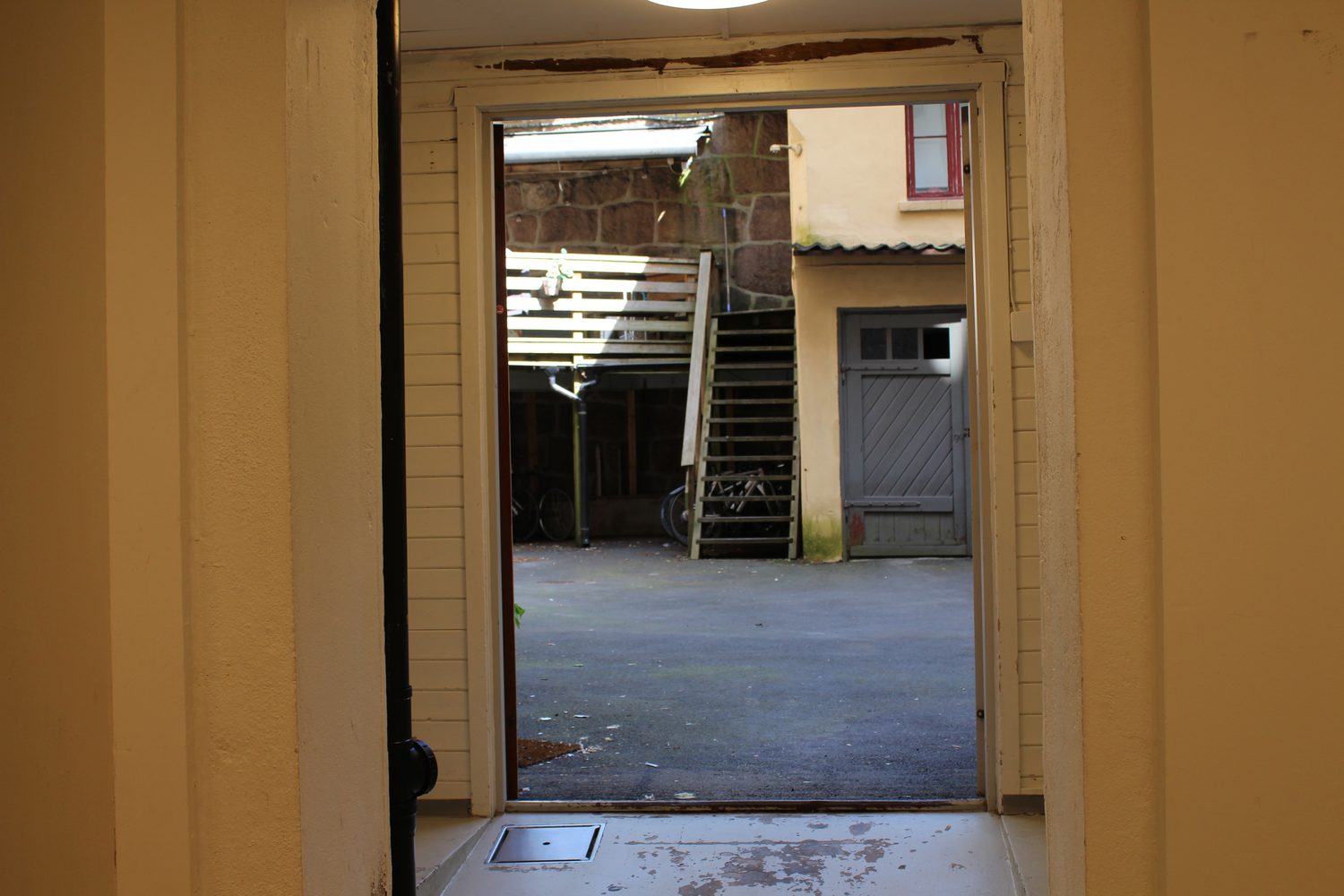 Leveringsdøren inn fra bakgården.
